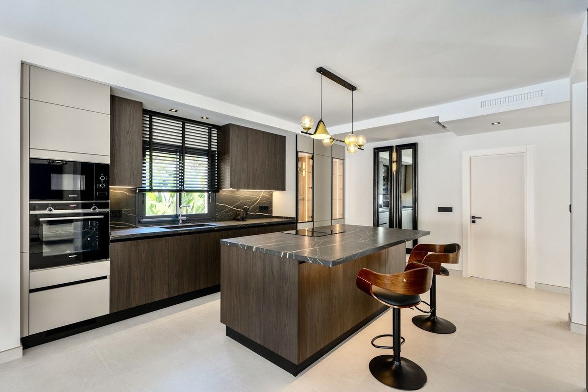 6 Bed Detached Villa in Puerto Banús