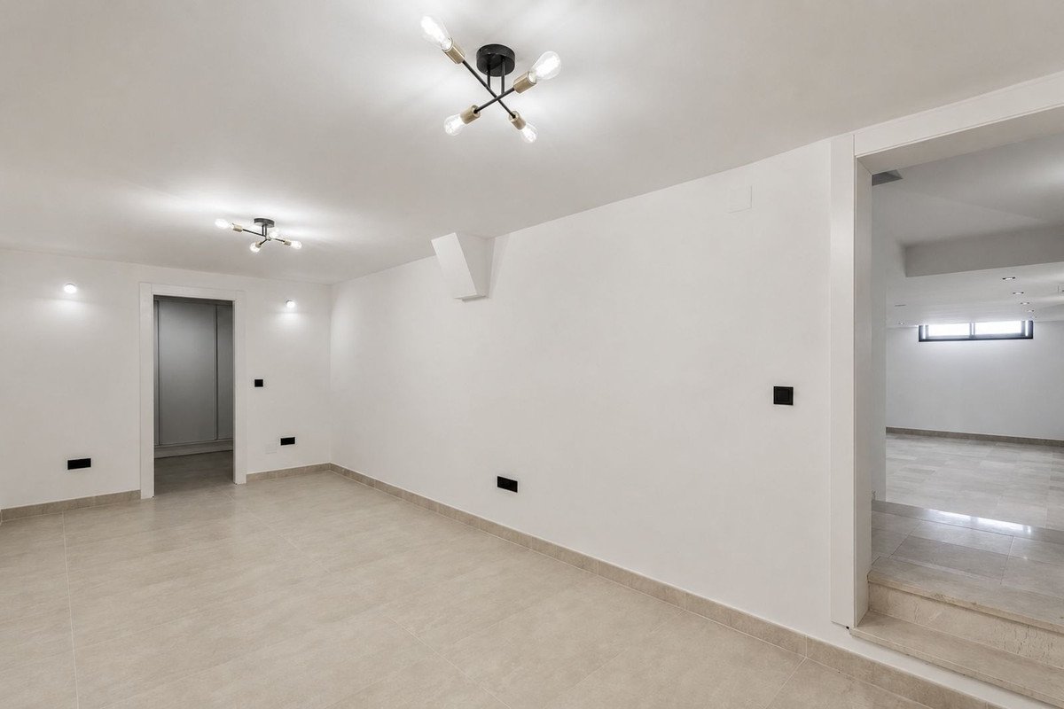 6 Bed Detached Villa in Puerto Banús