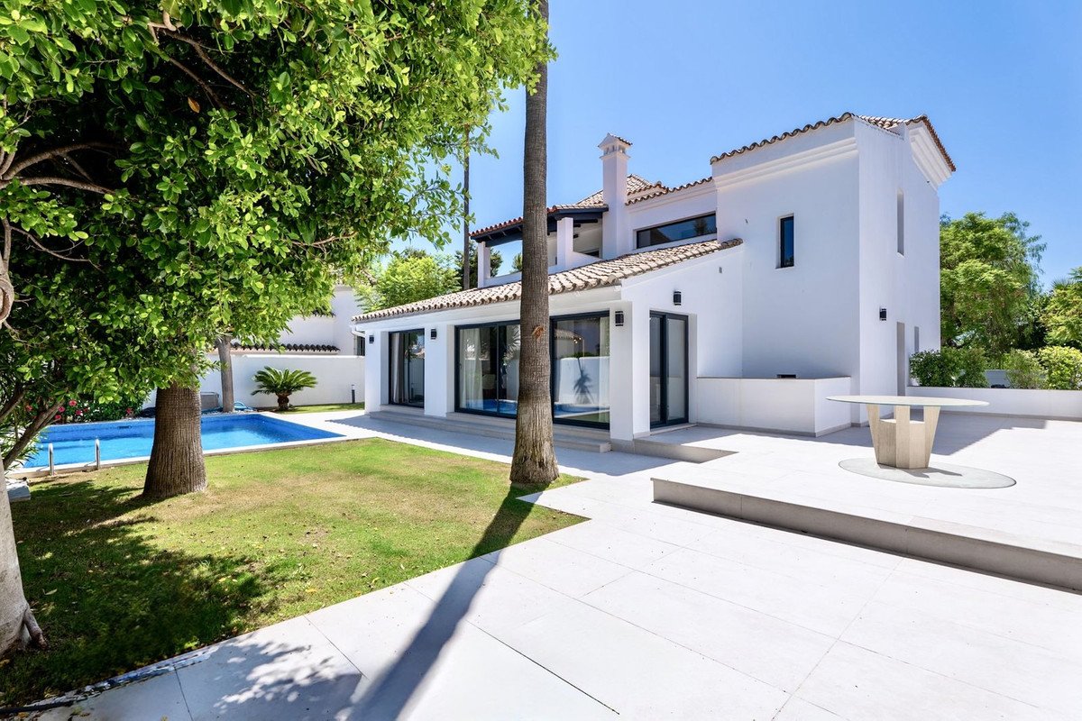 6 Bed Detached Villa in Puerto Banús