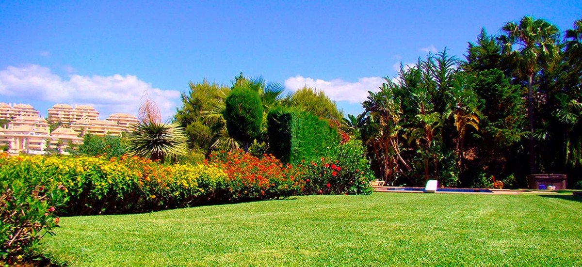 5 Bed Detached Villa in Elviria