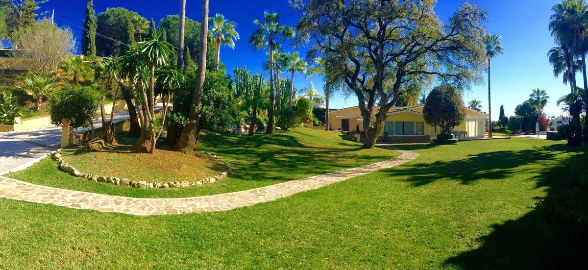 5 Bed Detached Villa in Elviria