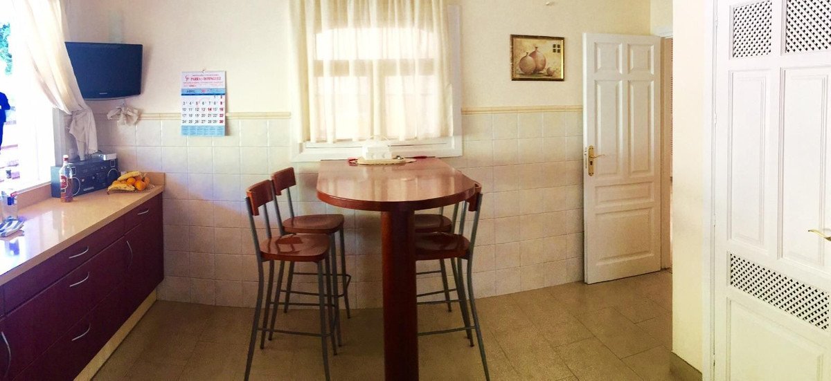 5 Bed Detached Villa in Elviria