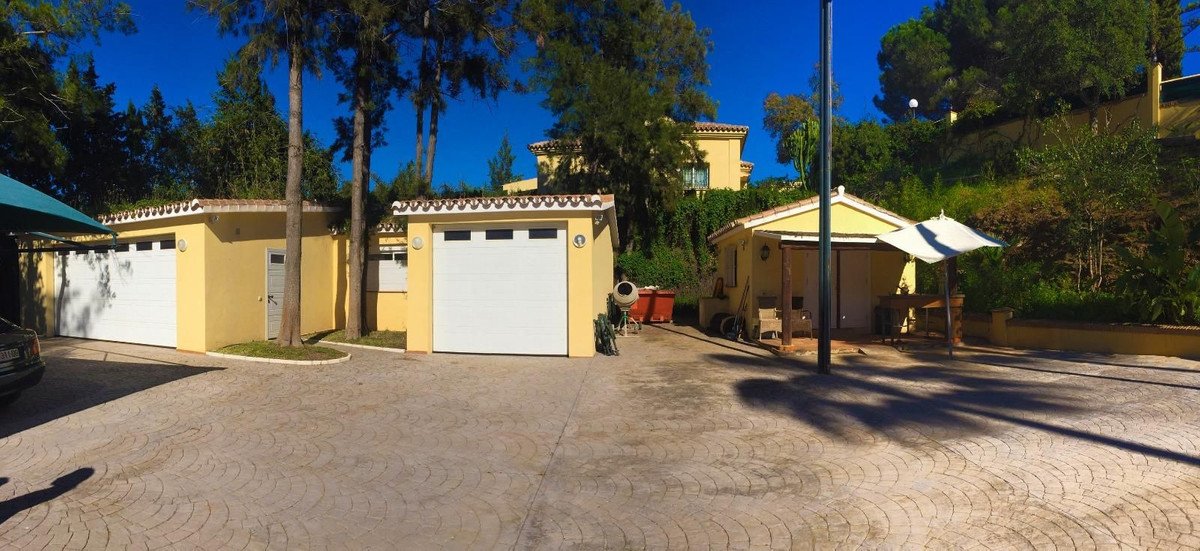 5 Bed Detached Villa in Elviria