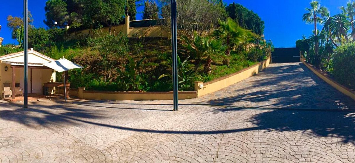 5 Bed Detached Villa in Elviria