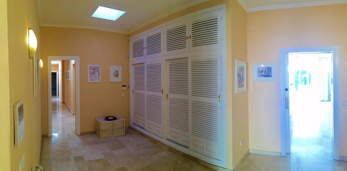 5 Bed Detached Villa in Elviria