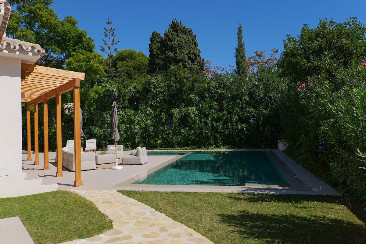 4 Bed Detached Villa in Guadalmina Baja