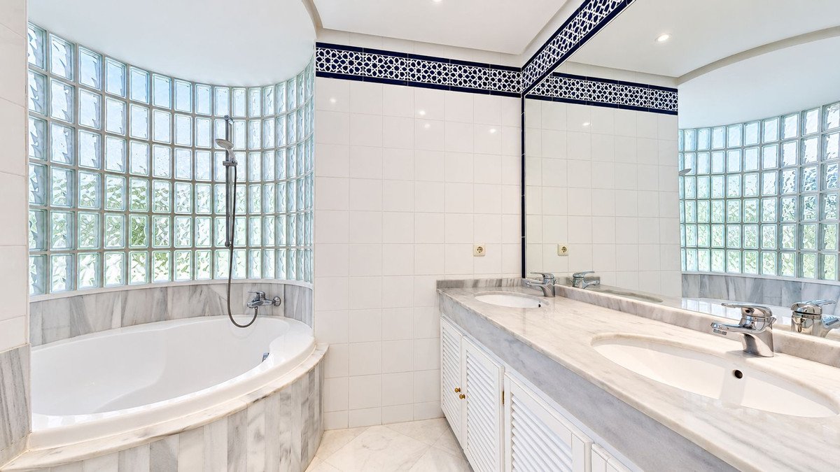 2 Bed Middle Floor Apartment in La Mairena