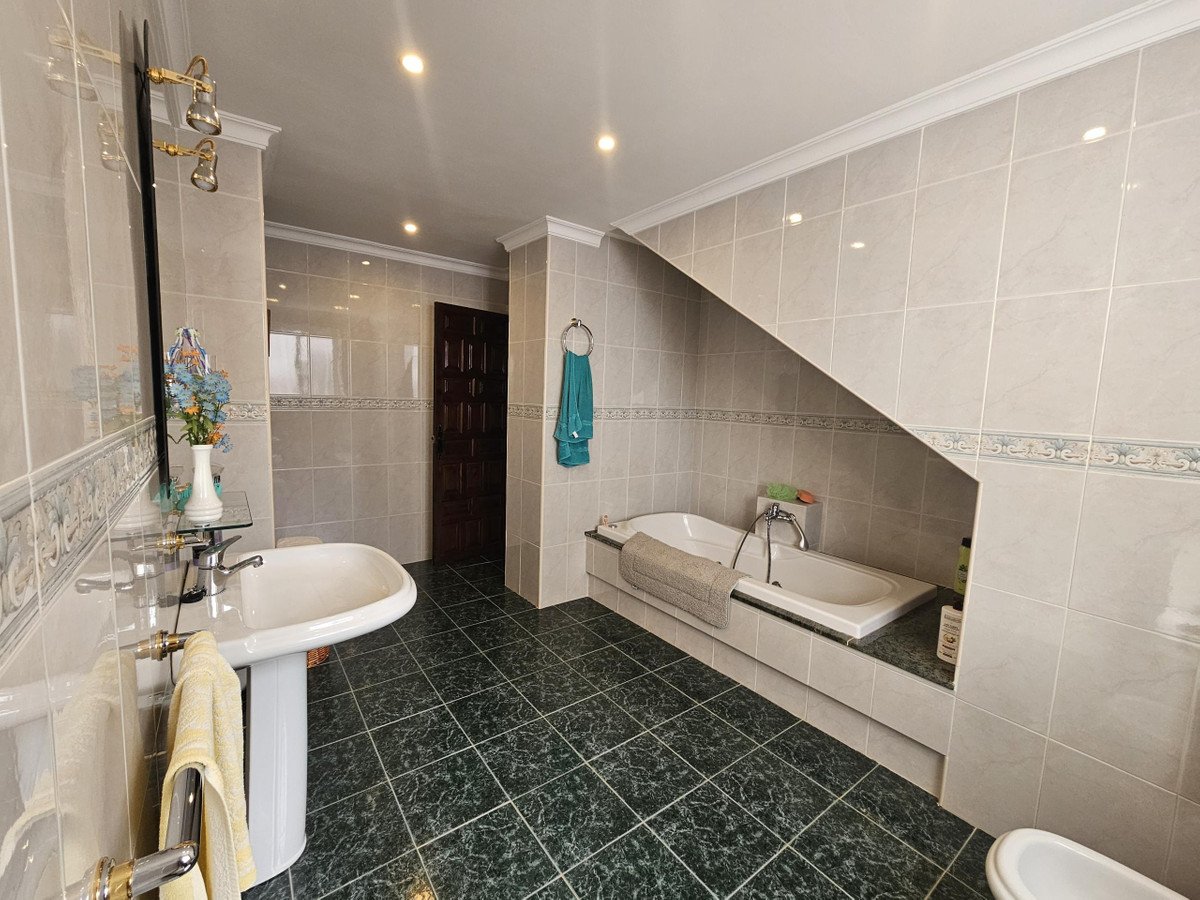 4 Bed Detached Villa in Casarabonela