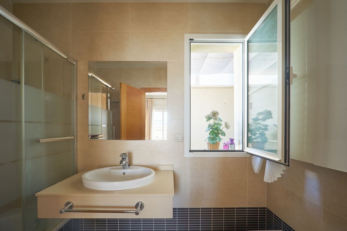 2 Bed Top Floor Apartment in Estepona