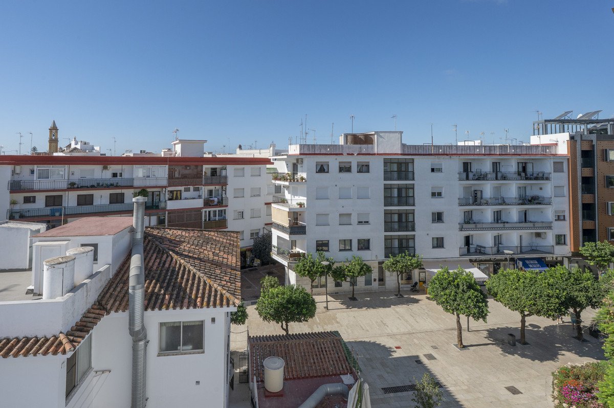 6 Bed Middle Floor Apartment in Estepona