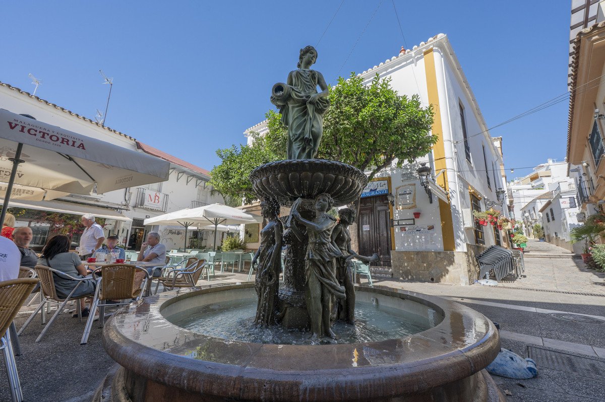 6 Bed Middle Floor Apartment in Estepona