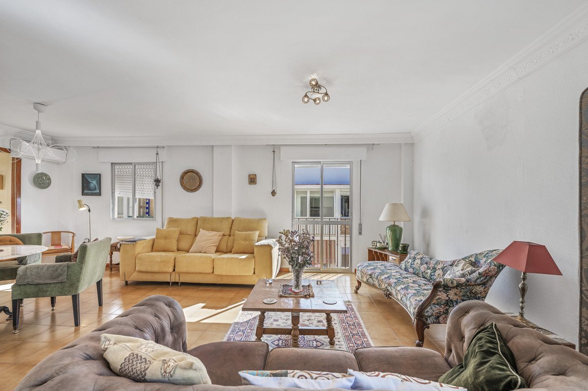 6 Bed Middle Floor Apartment in Estepona