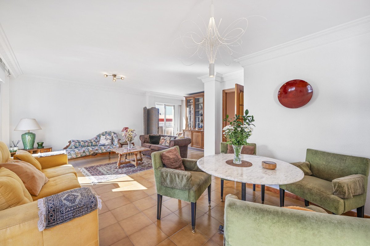 6 Bed Middle Floor Apartment in Estepona