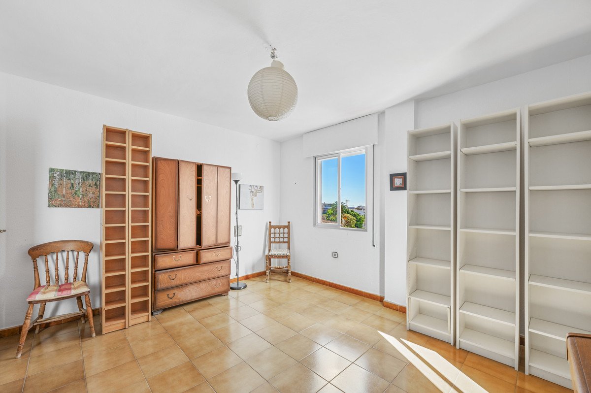 6 Bed Middle Floor Apartment in Estepona