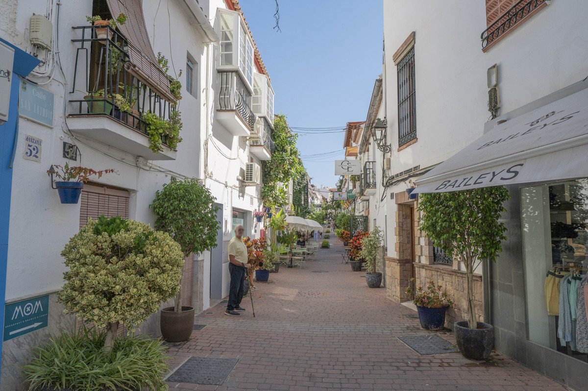 6 Bed Middle Floor Apartment in Estepona