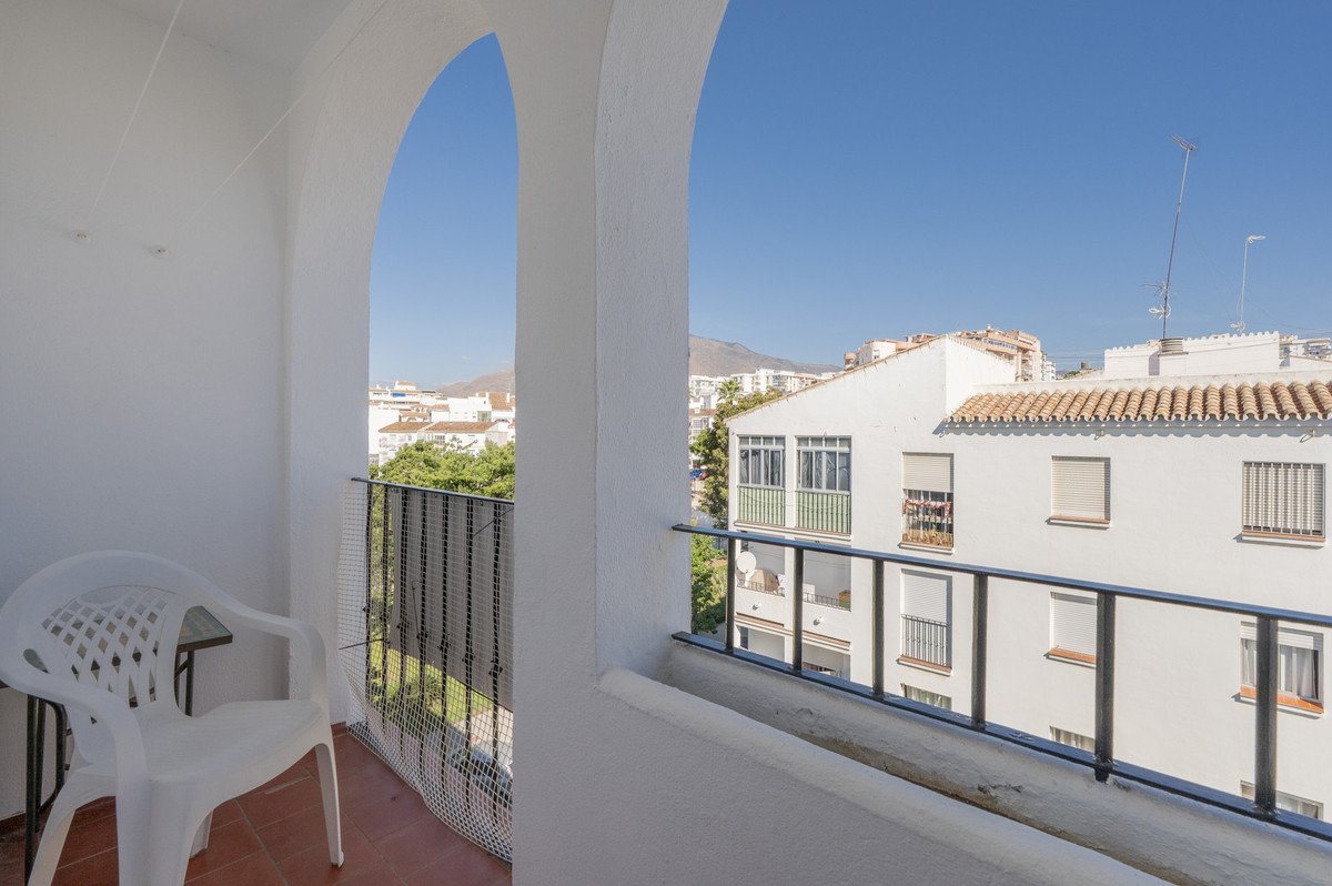 6 Bed Middle Floor Apartment in Estepona