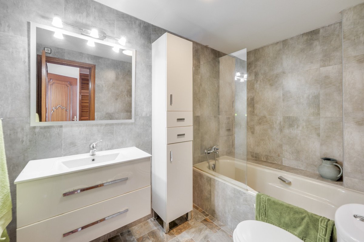 6 Bed Middle Floor Apartment in Estepona