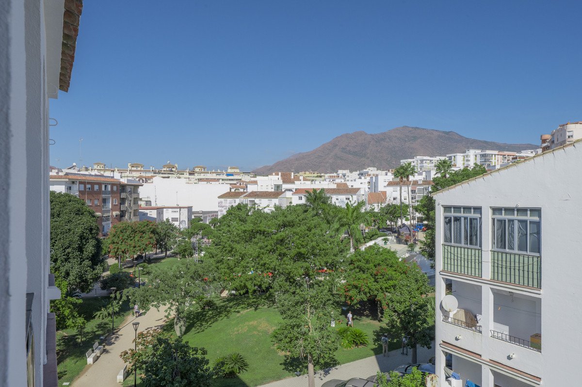 6 Bed Middle Floor Apartment in Estepona