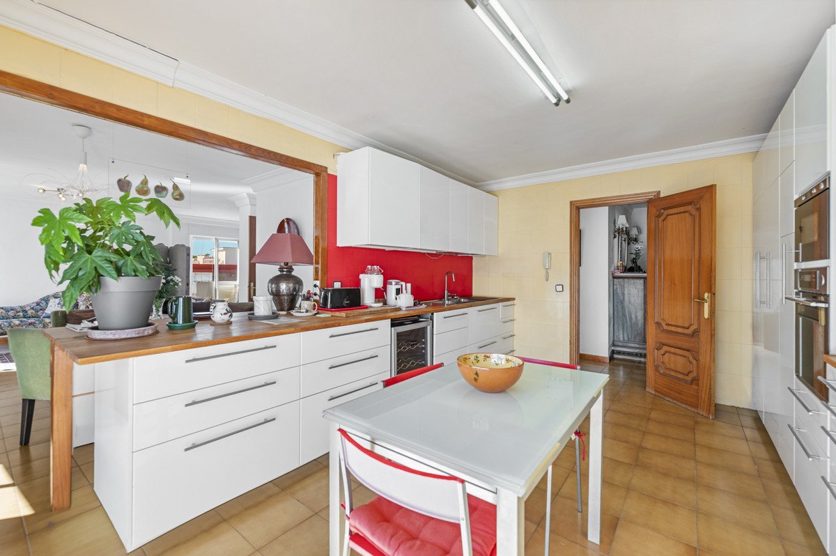 6 Bed Middle Floor Apartment in Estepona