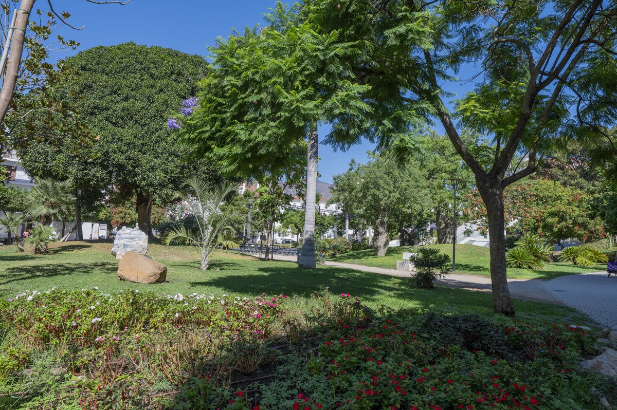 6 Bed Middle Floor Apartment in Estepona
