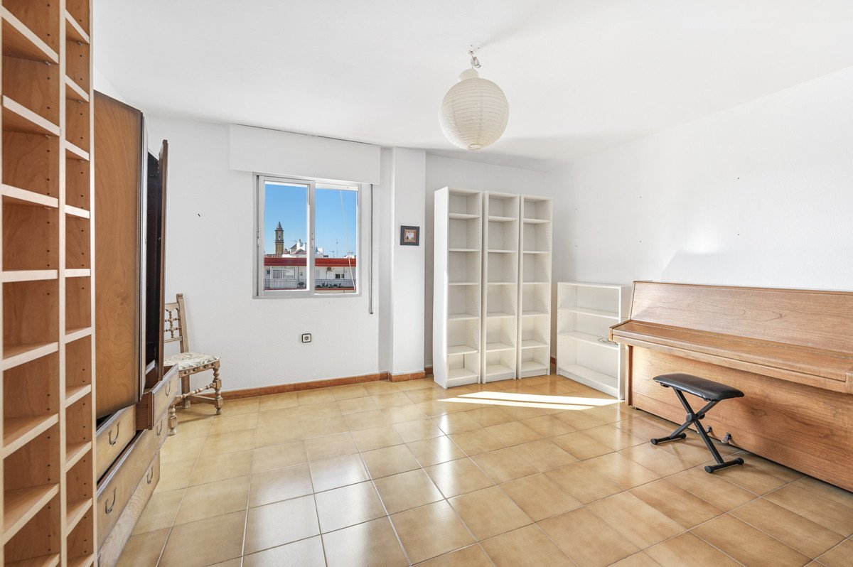 6 Bed Middle Floor Apartment in Estepona
