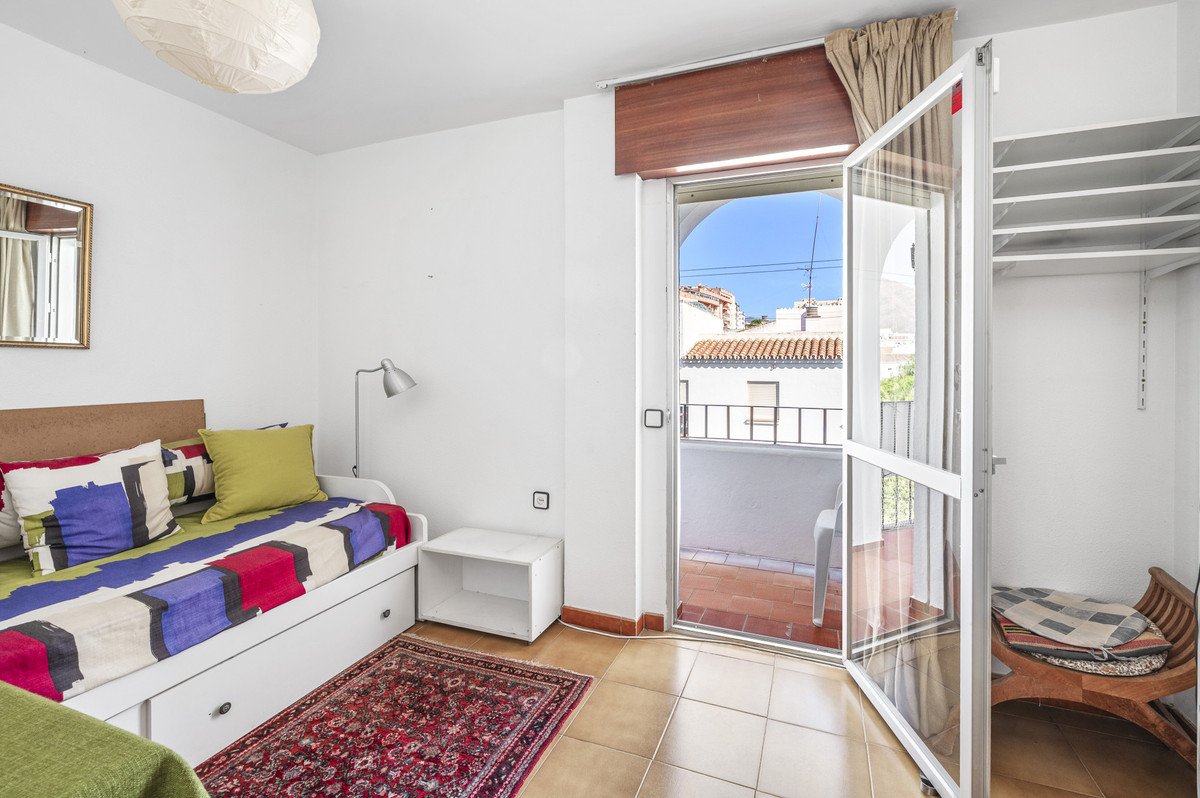 6 Bed Middle Floor Apartment in Estepona