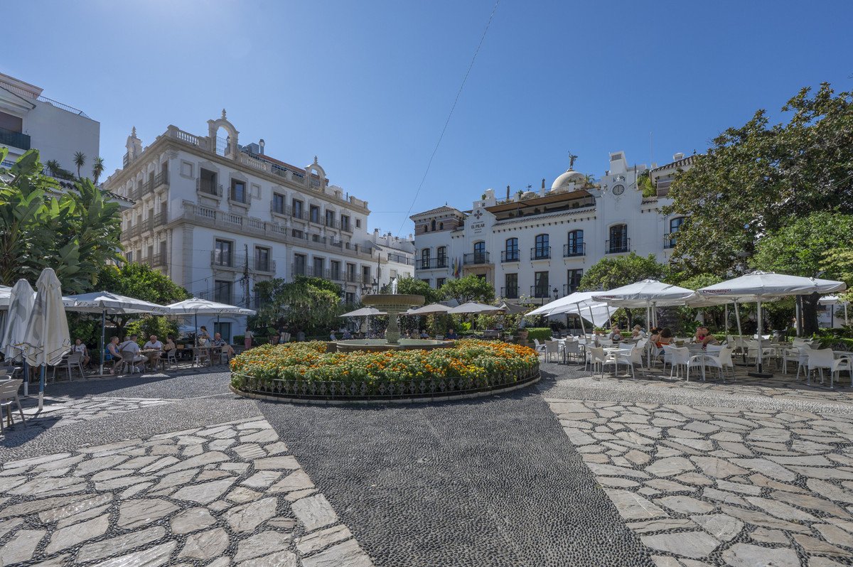 6 Bed Middle Floor Apartment in Estepona