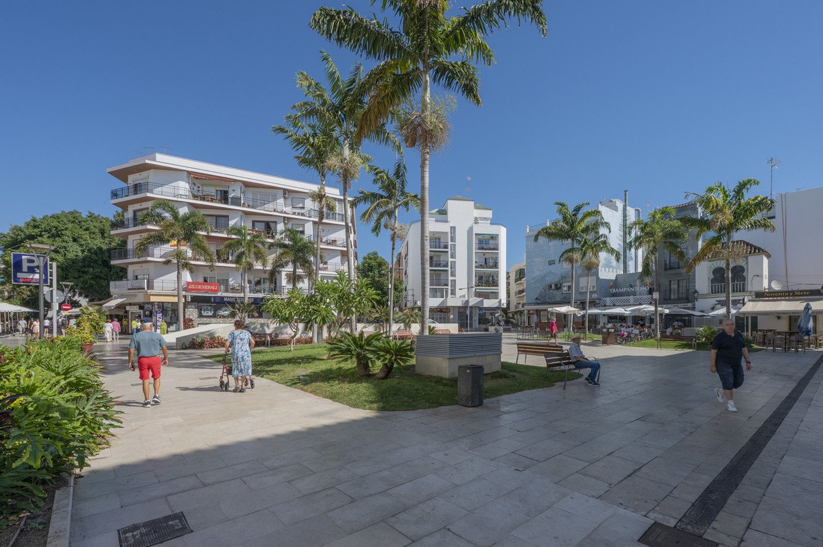 6 Bed Middle Floor Apartment in Estepona