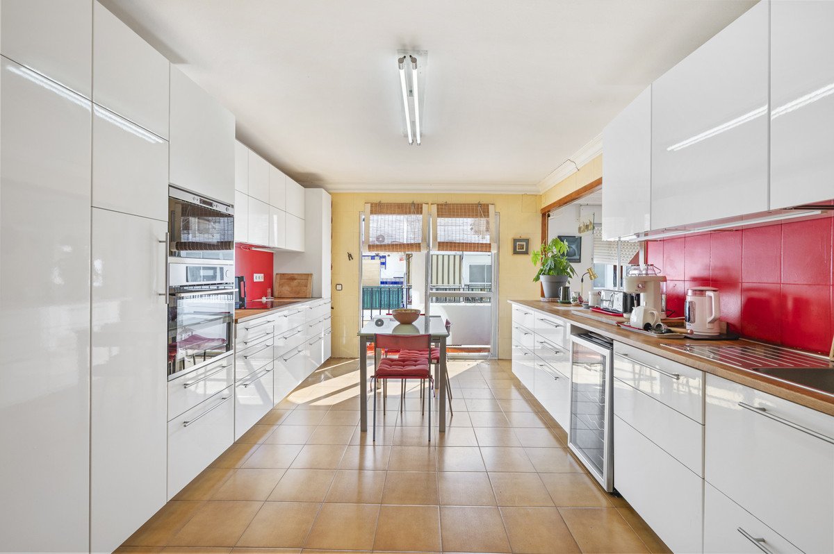 6 Bed Middle Floor Apartment in Estepona