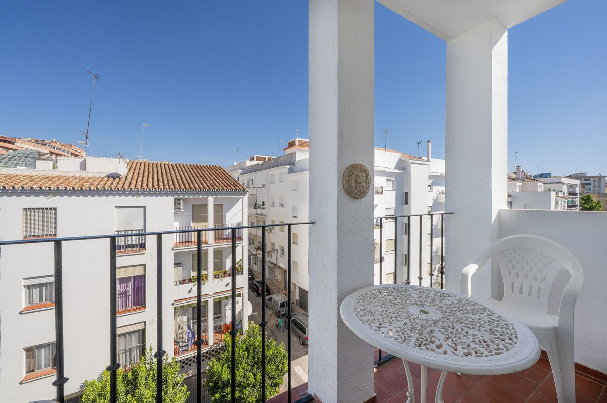 6 Bed Middle Floor Apartment in Estepona