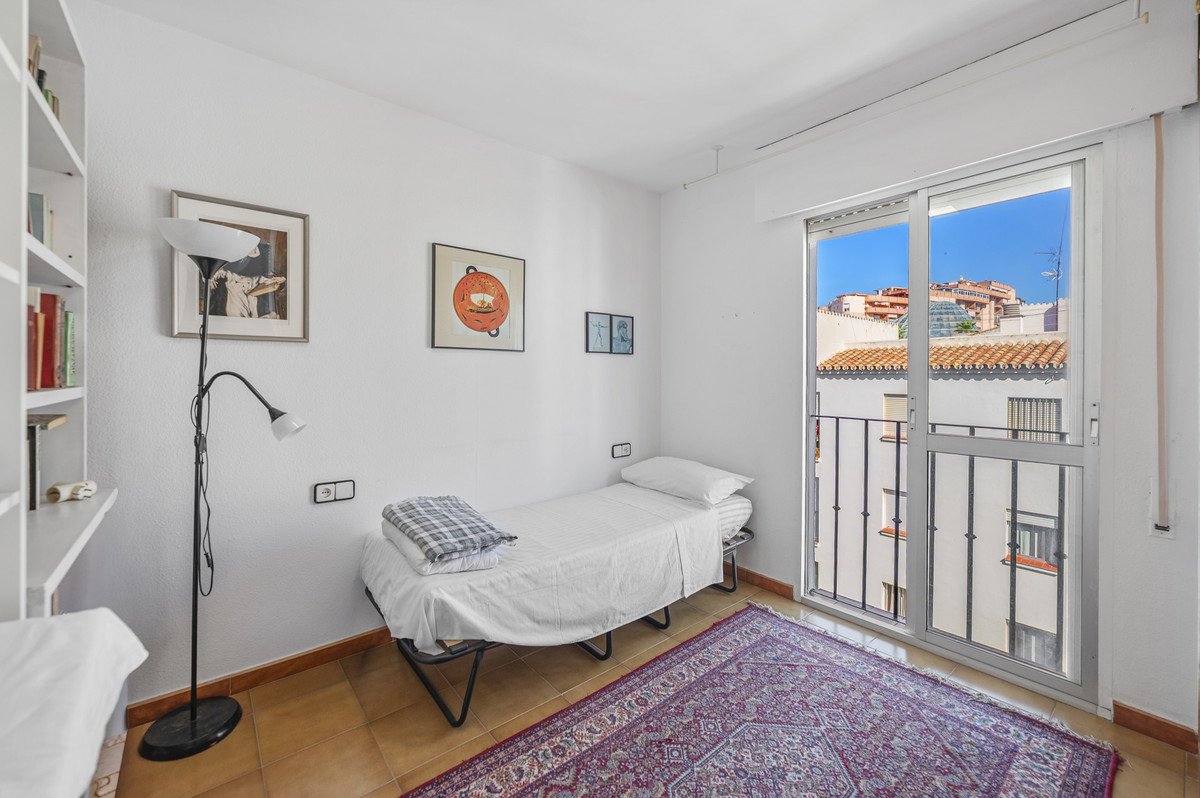 6 Bed Middle Floor Apartment in Estepona