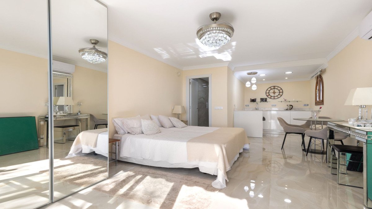 4 Bed Semi-Detached House in La Duquesa
