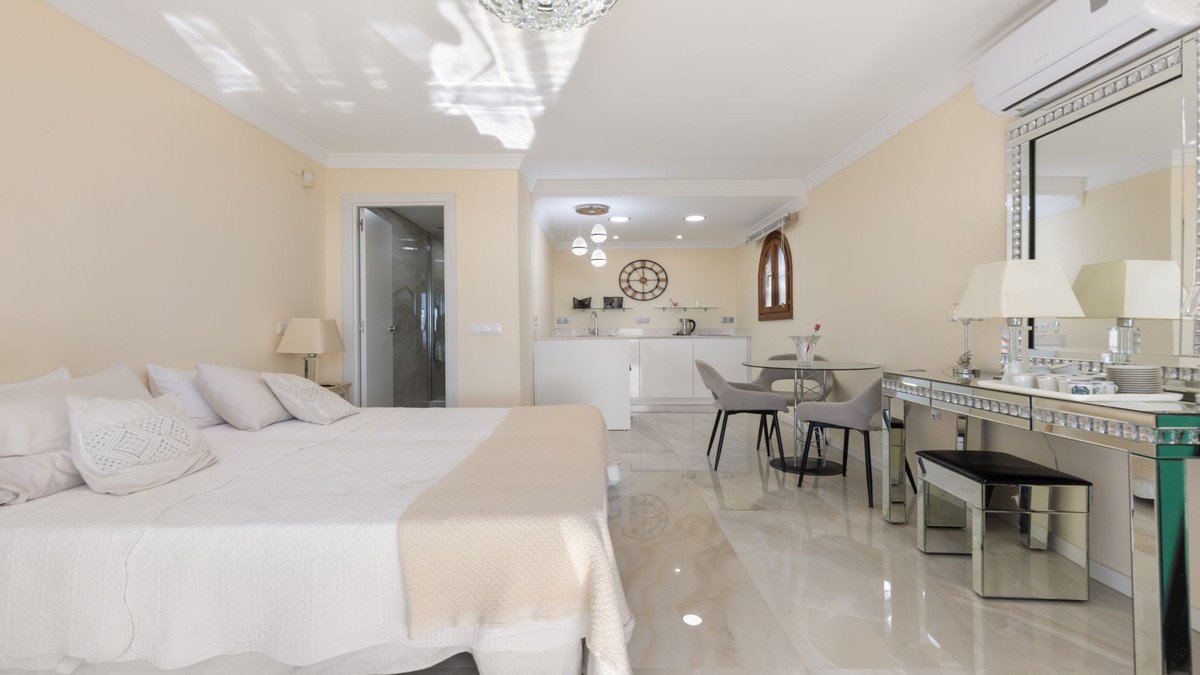 4 Bed Semi-Detached House in La Duquesa