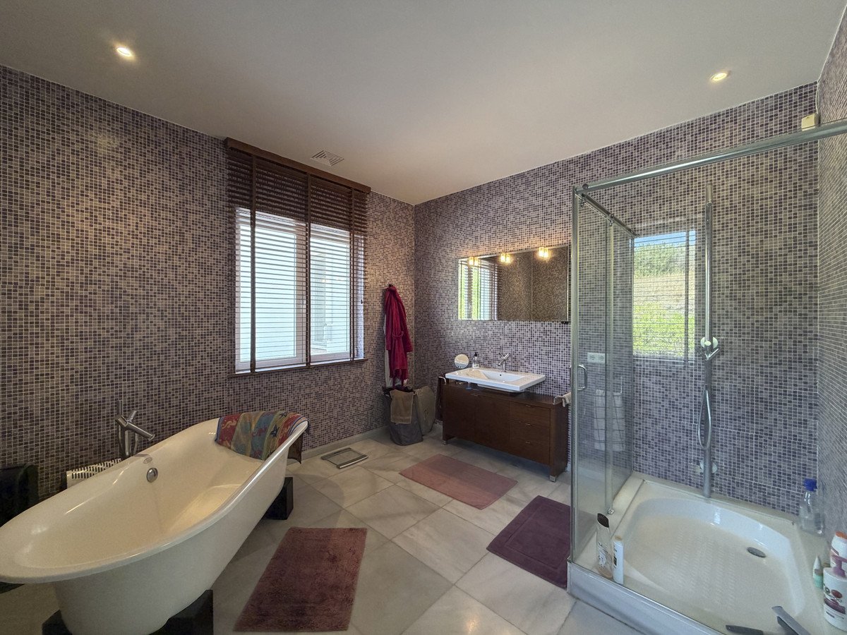 4 Bed Detached Villa in Estepona