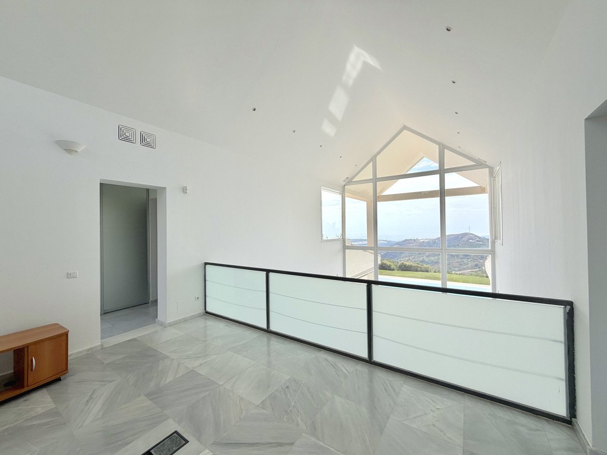 4 Bed Detached Villa in Estepona