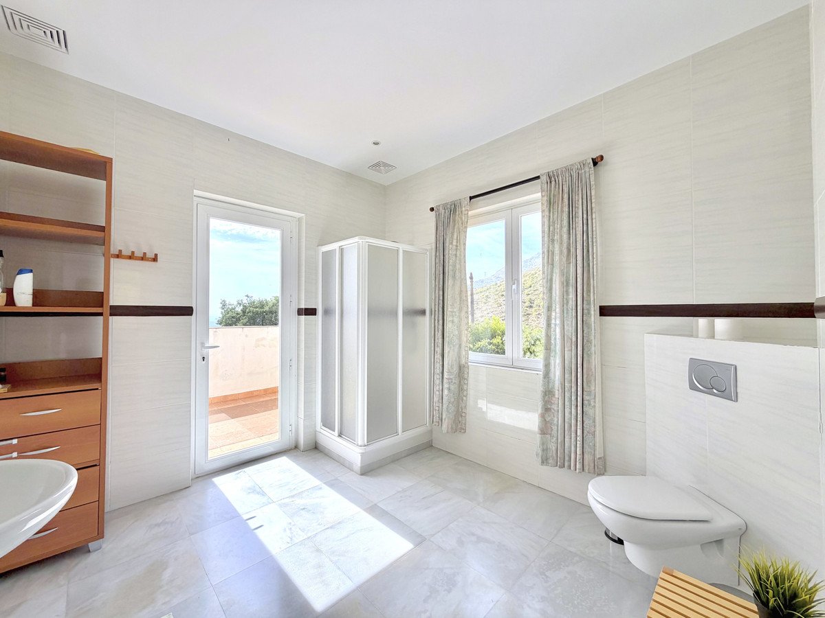 4 Bed Detached Villa in Estepona