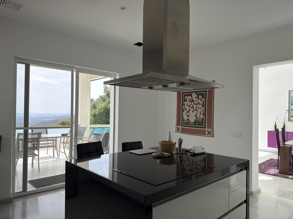 4 Bed Detached Villa in Estepona