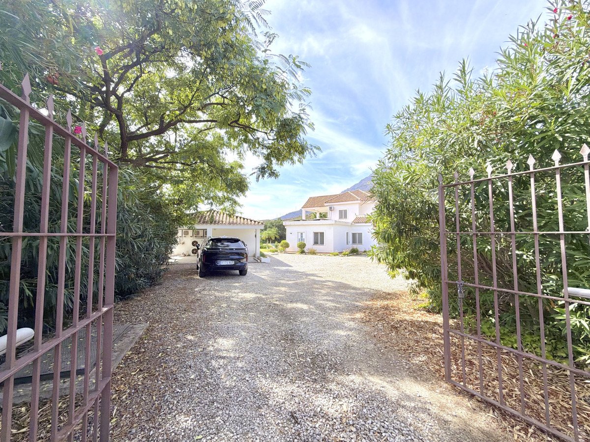 4 Bed Detached Villa in Estepona