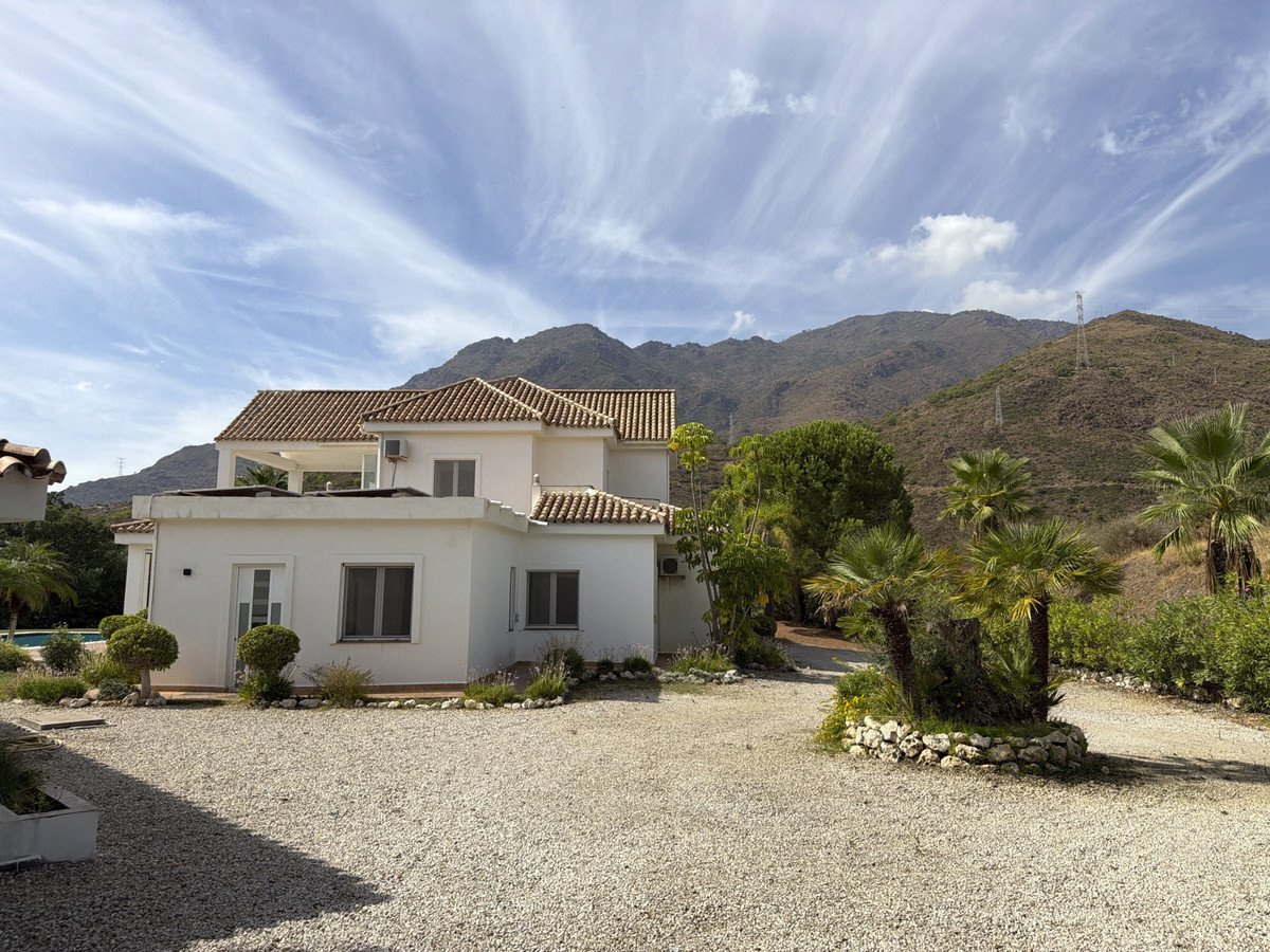 4 Bed Detached Villa in Estepona