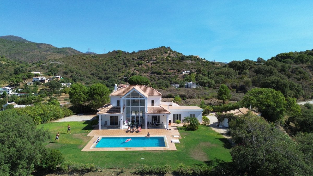 4 Bed Detached Villa in Estepona