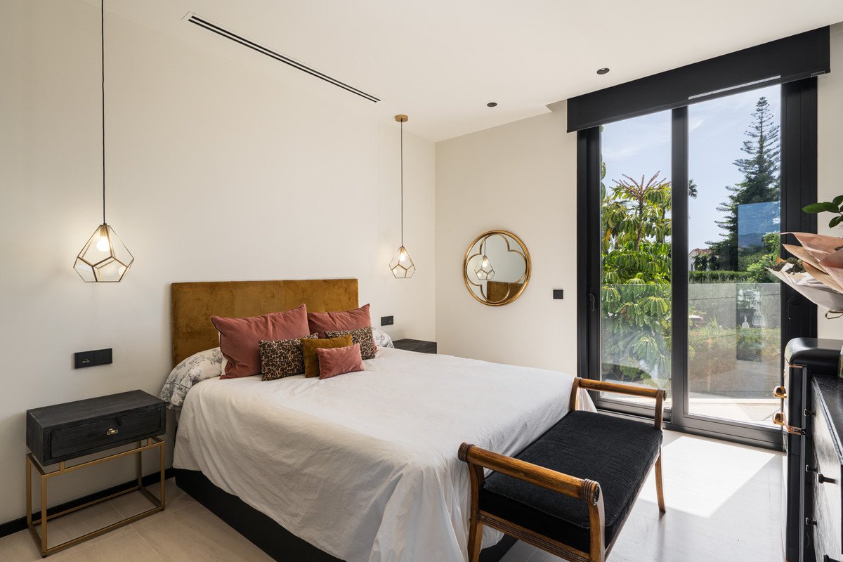 6 Bed Detached Villa in Nueva Andalucía