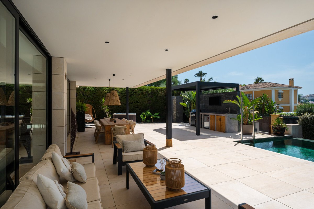6 Bed Detached Villa in Nueva Andalucía