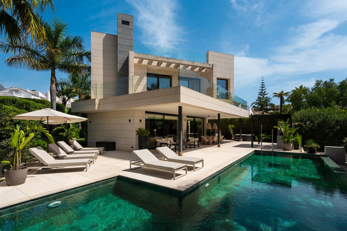 6 Bed Detached Villa in Nueva Andalucía