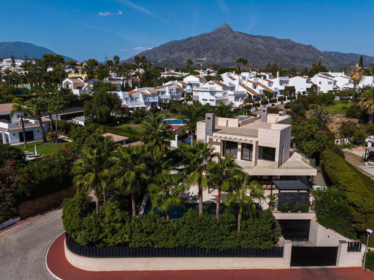 6 Bed Detached Villa in Nueva Andalucía