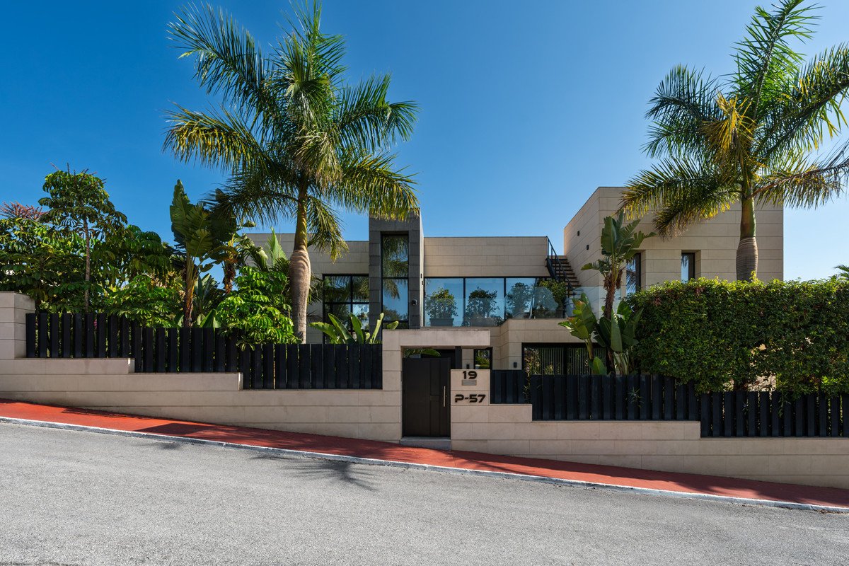 6 Bed Detached Villa in Nueva Andalucía