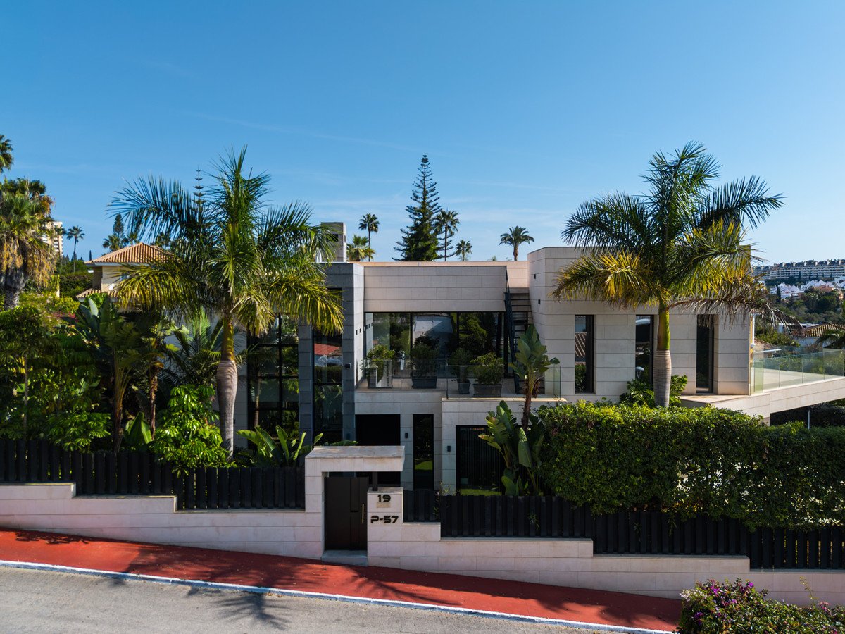6 Bed Detached Villa in Nueva Andalucía