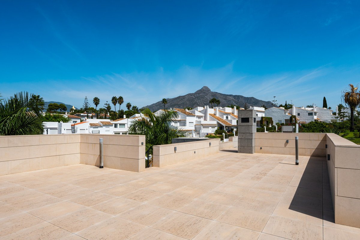 6 Bed Detached Villa in Nueva Andalucía