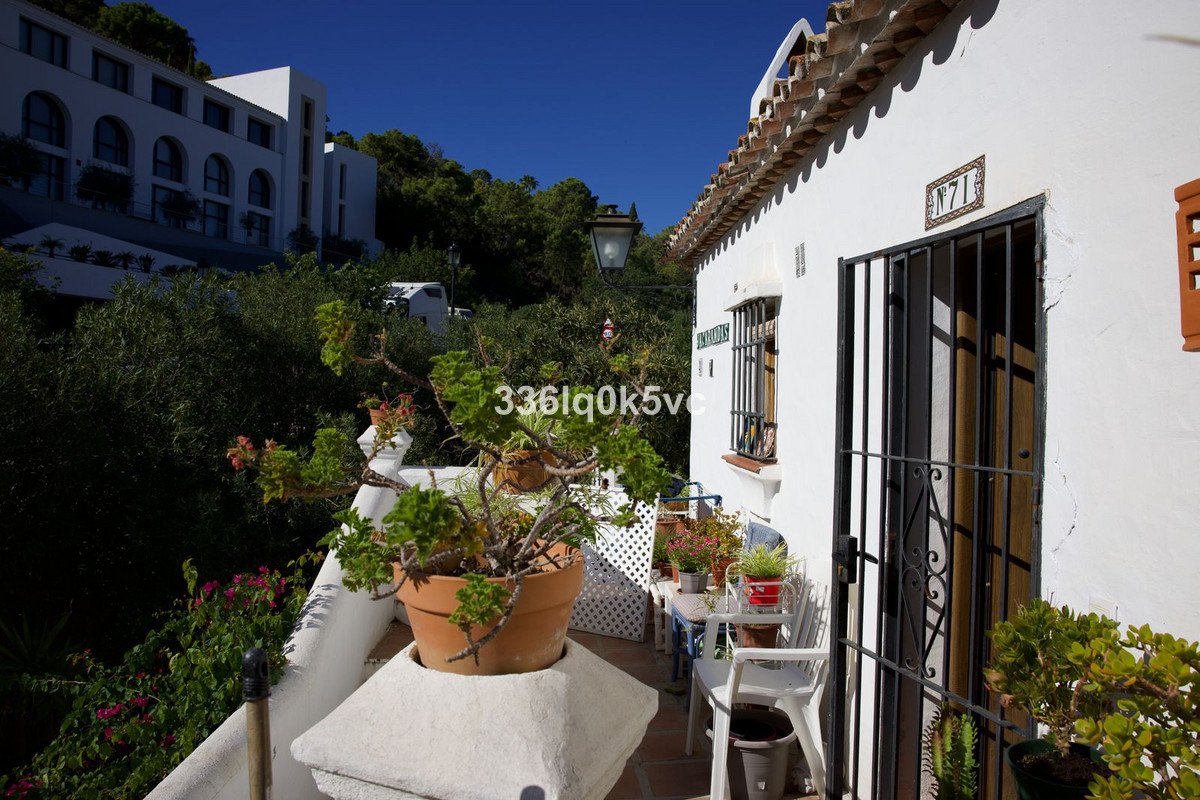 2 Bed Top Floor Apartment in Benahavís