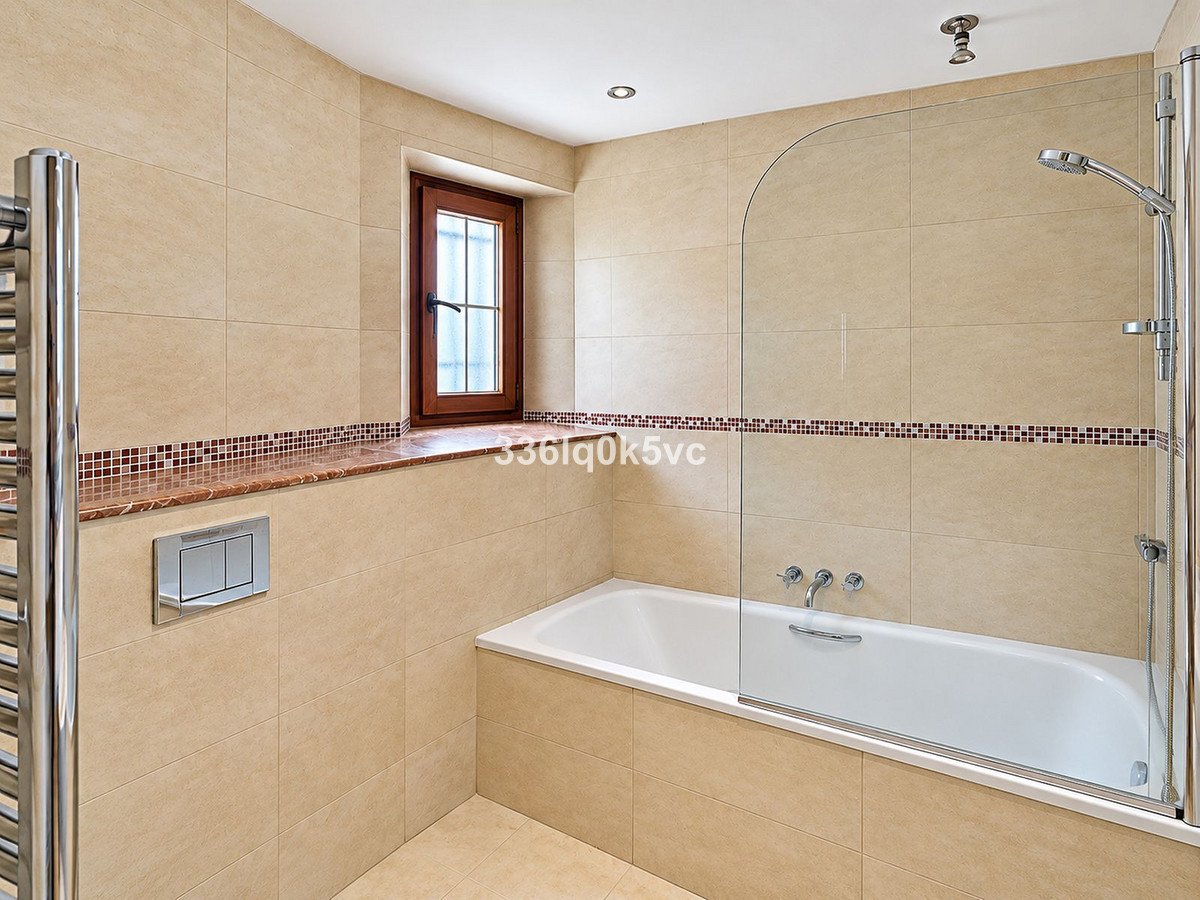 2 Bed Top Floor Apartment in Benahavís