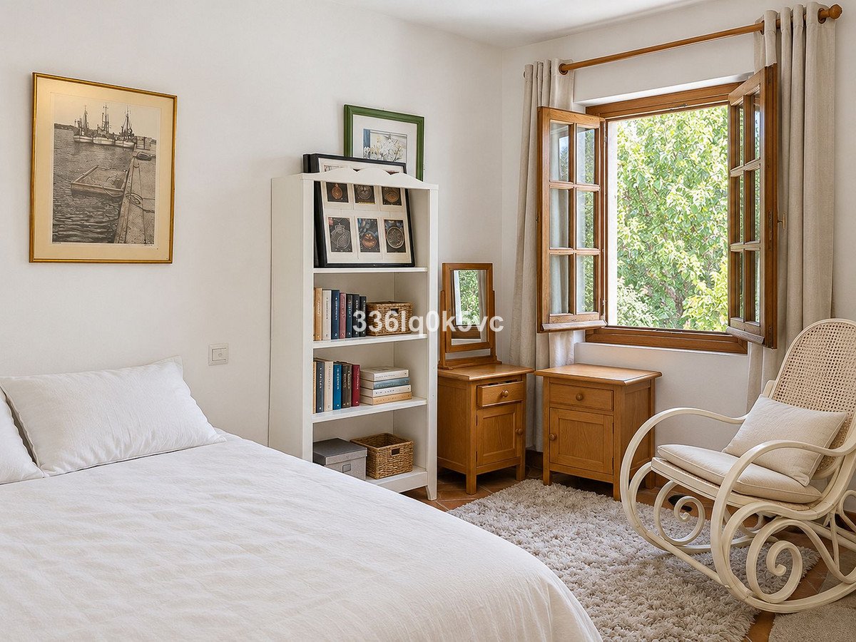 2 Bed Top Floor Apartment in Benahavís